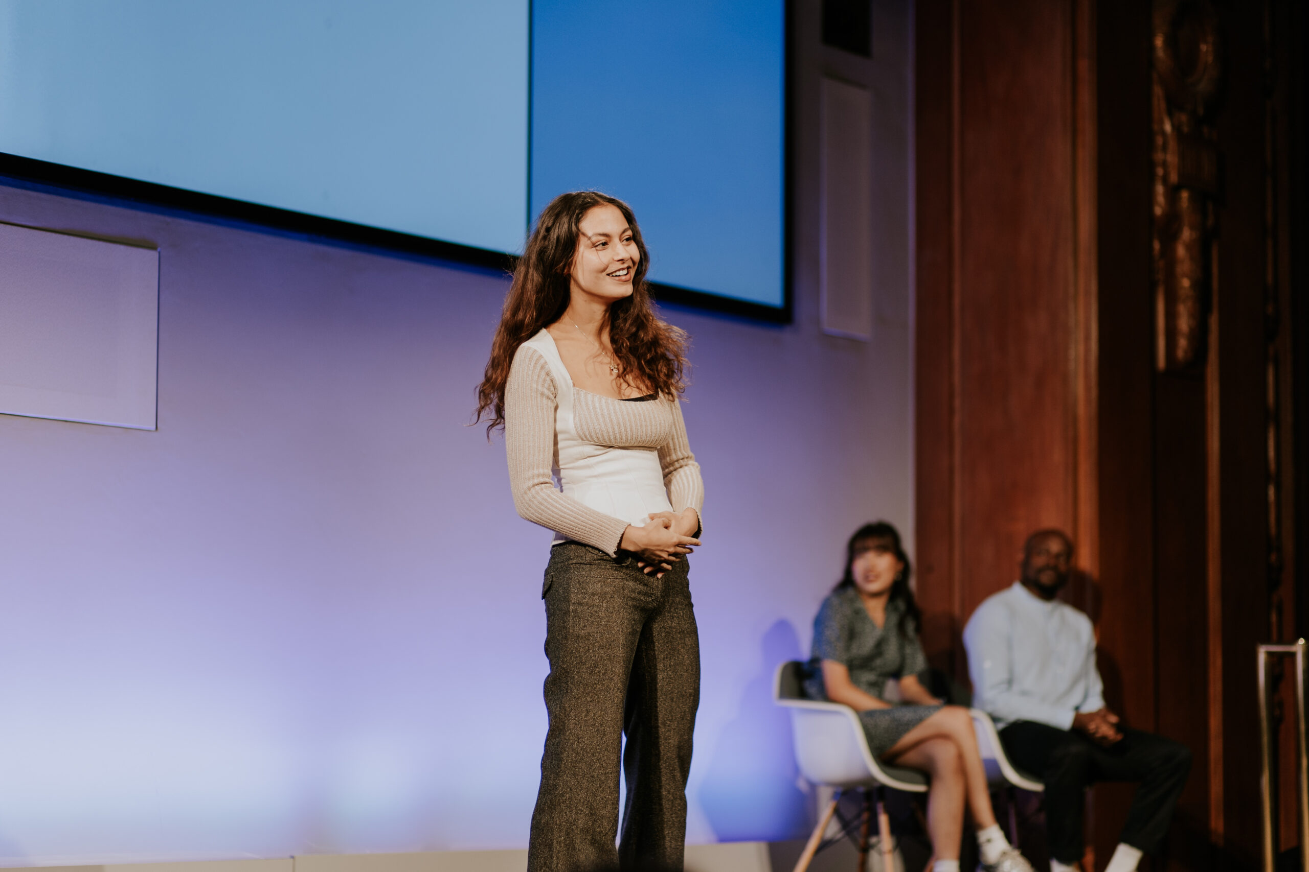 Yasemin Junqueira performing a monologue on stage at the Spotlight Prize 2023