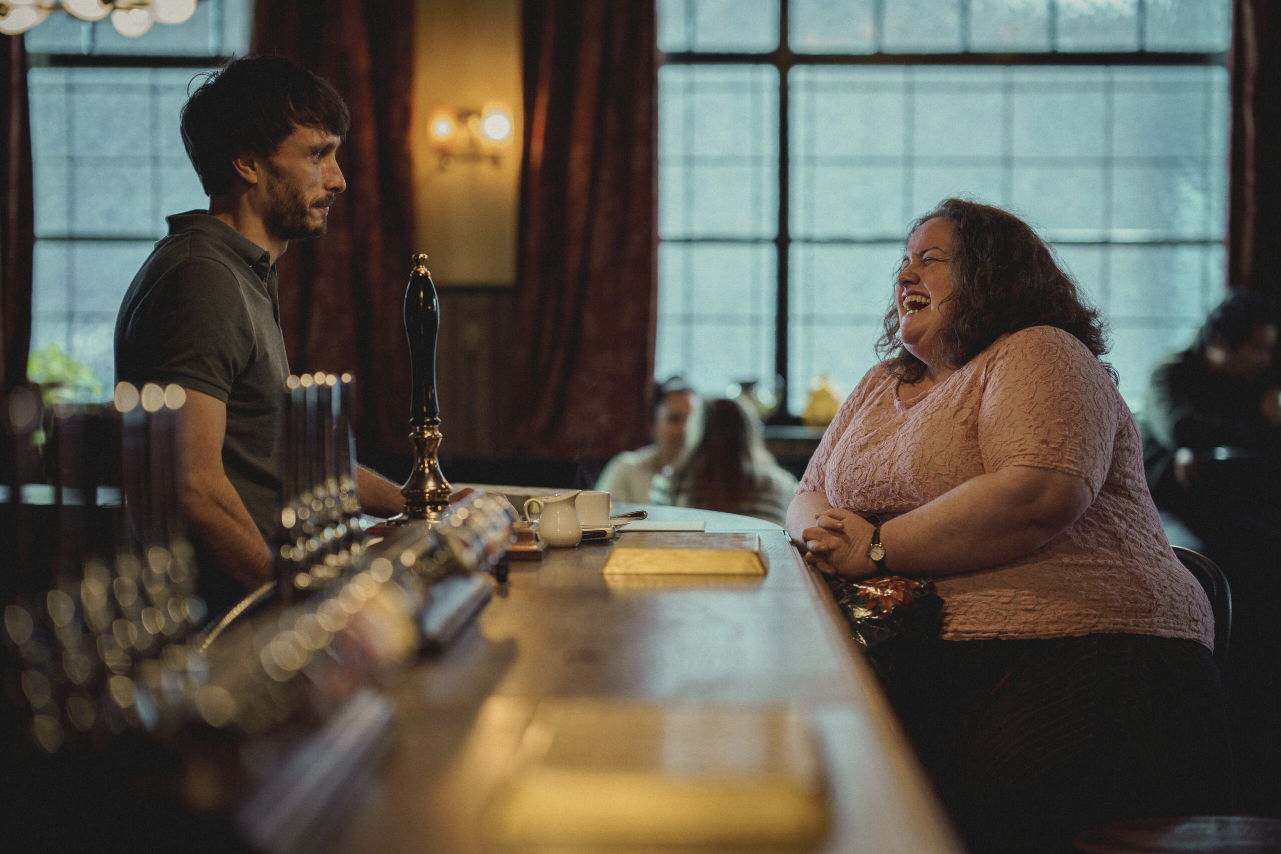 Richard Gadd as Donny and Jessica Gunning as Martha at the pub counter in 'Baby Reindeer'